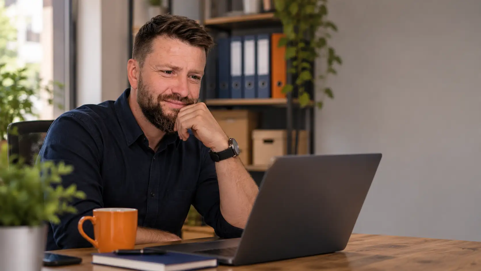 Ile polskich firm używa AI? Dane GUS 2026 i bariery wdrożeń.