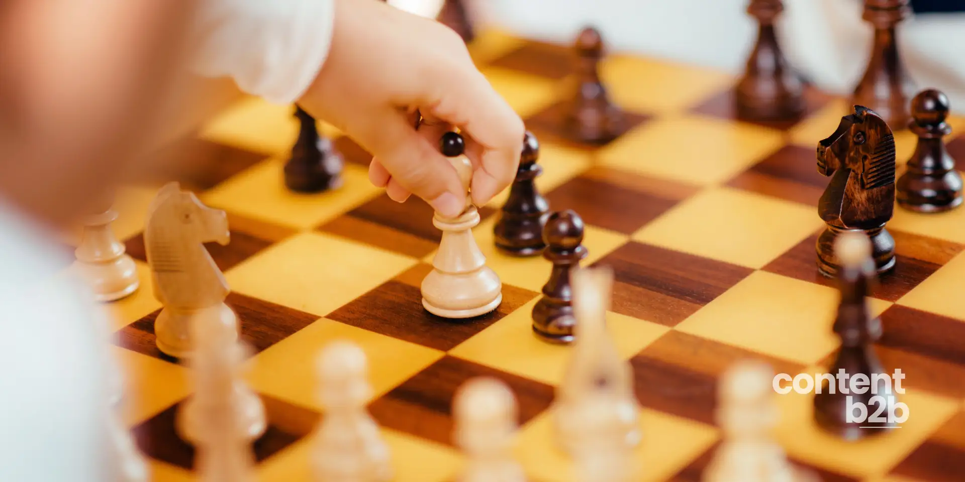 Pracownik czy agencja? Jak stworzyć content marketing B2B, który sprzedaje